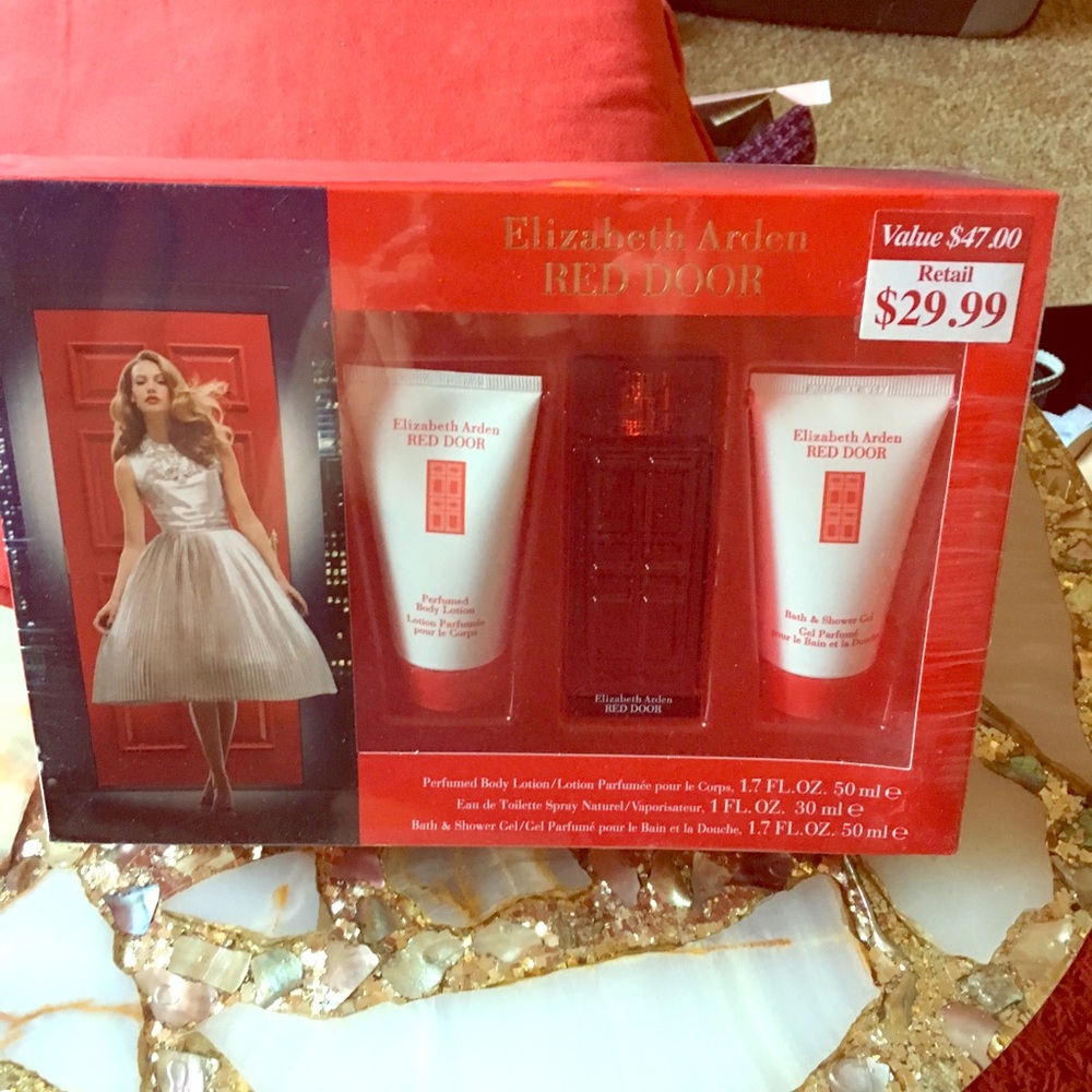 Smell Goods🌹Elizabeth Arden Red Door Collection!